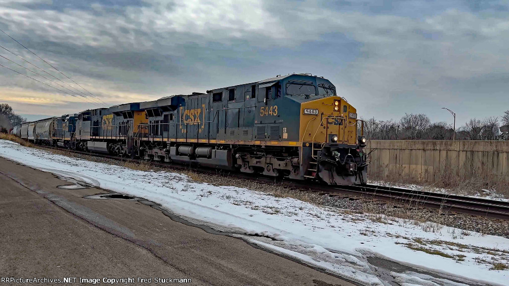 CSX 5443 leads M370.